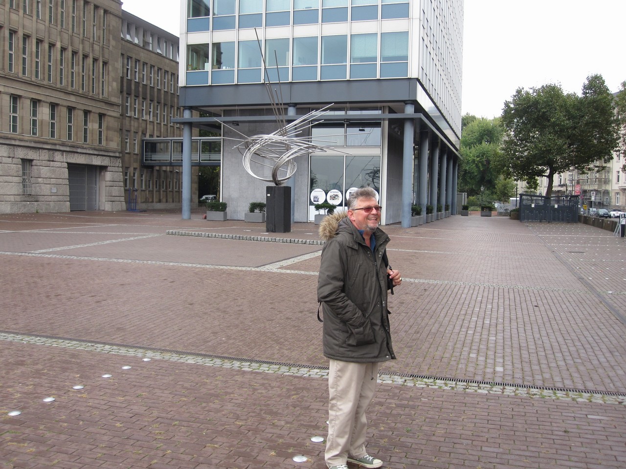 055 Rudi and the Mannesmann Building.jpg