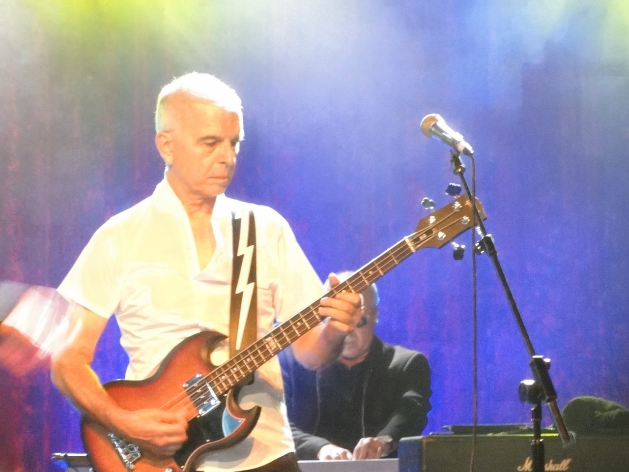 71 Tony Visconti on stage in Sheffield.jpg