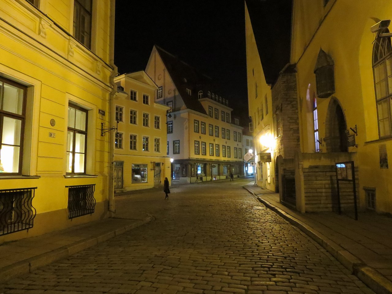 32 Tallinn by night.jpg